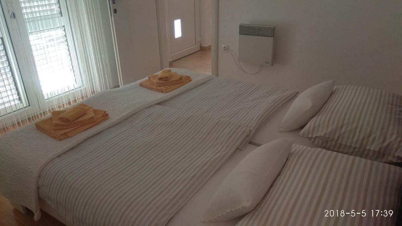 Apartments Niana With Heated Seawater Swimingpool Donji Okrug  Εξωτερικό φωτογραφία