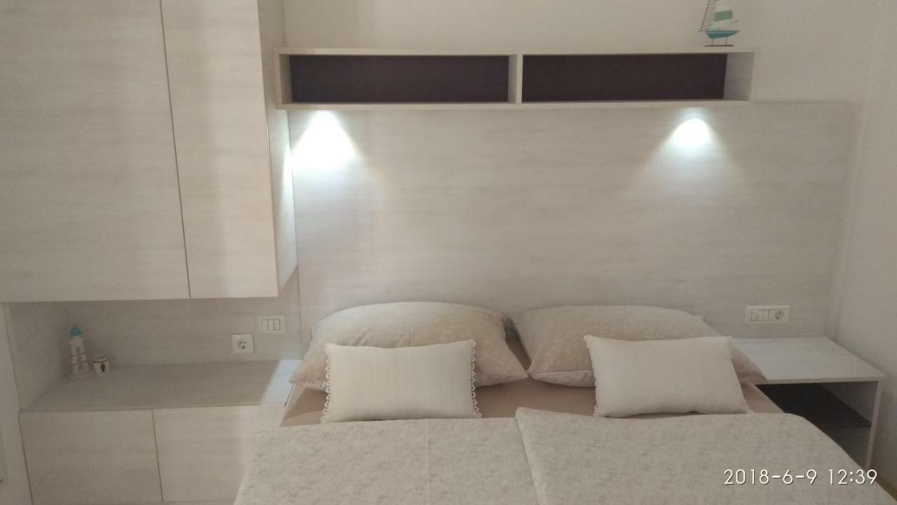 Apartments Niana With Heated Seawater Swimingpool Donji Okrug  Εξωτερικό φωτογραφία